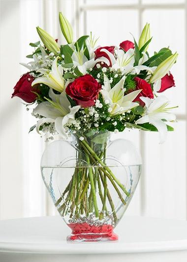 Kalp vazoda kazablanka ve güller